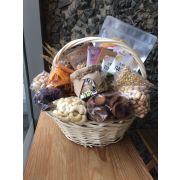 Подарочная корзина вкусных натуральных продуктов