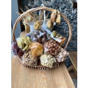 Подарочная корзина с натуральными сухофруктами и орешками